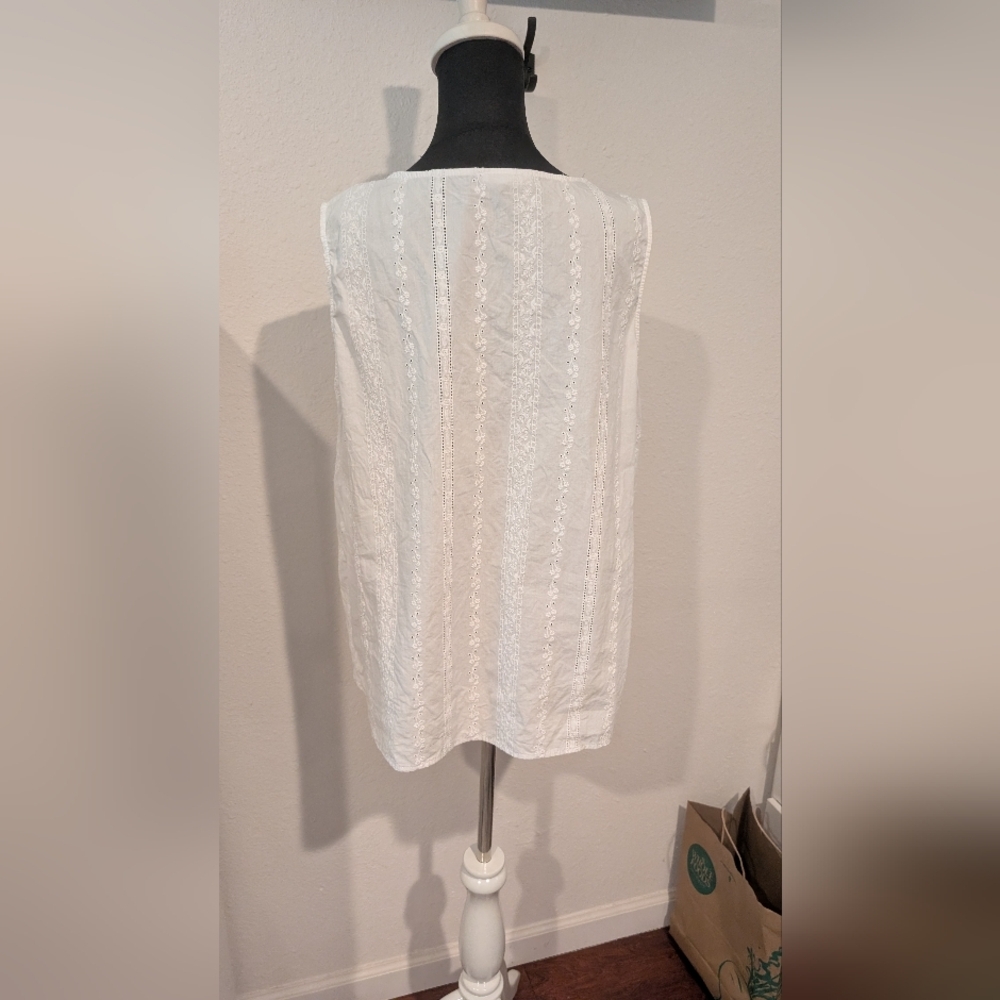 NWOT White Sleeveless Eyelit Cotton V-Neck Tank Blouse Size XL - Picture 4 of 7